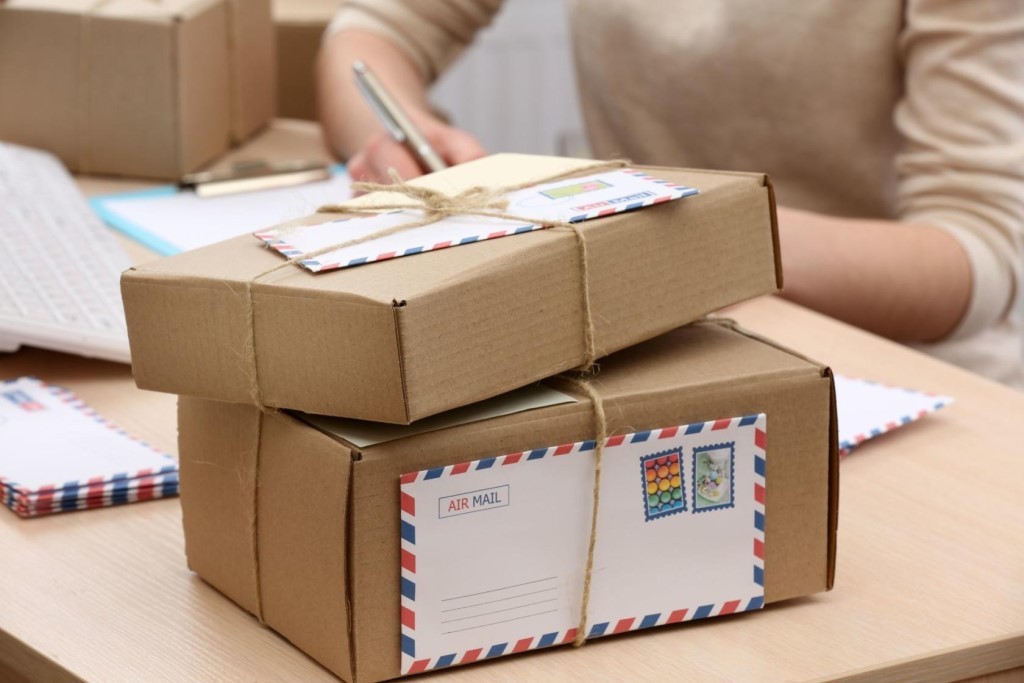 Тарифы Почты России в 2023: стоимость отправки писем и посылок